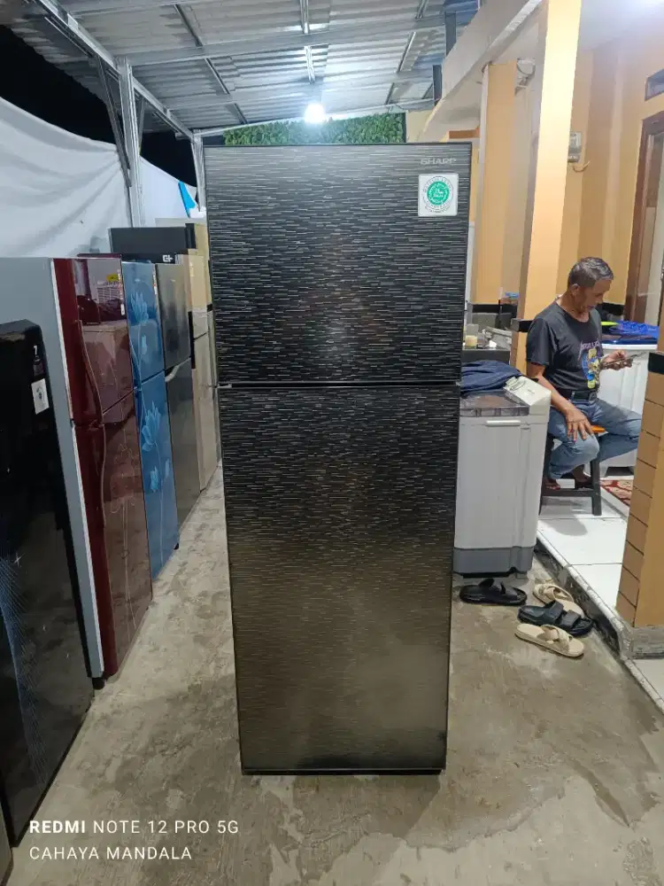 Sharp kulkas dua pintu 260 liter ori mulus