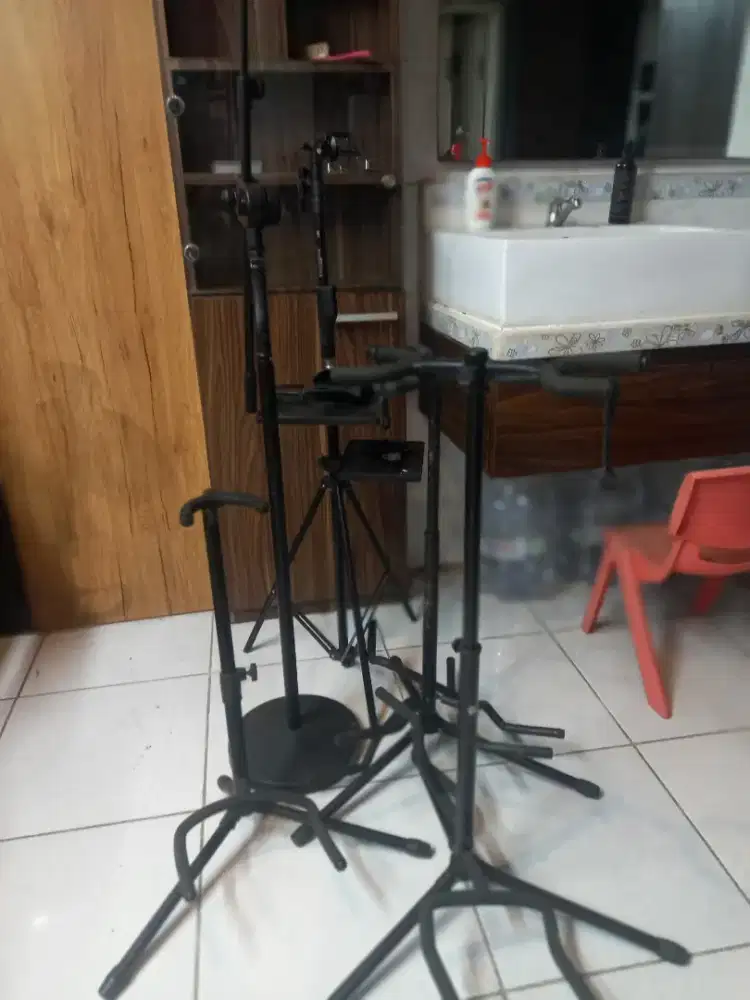 Stand gitar isi3 2buah isi1 1buah dan stand mick