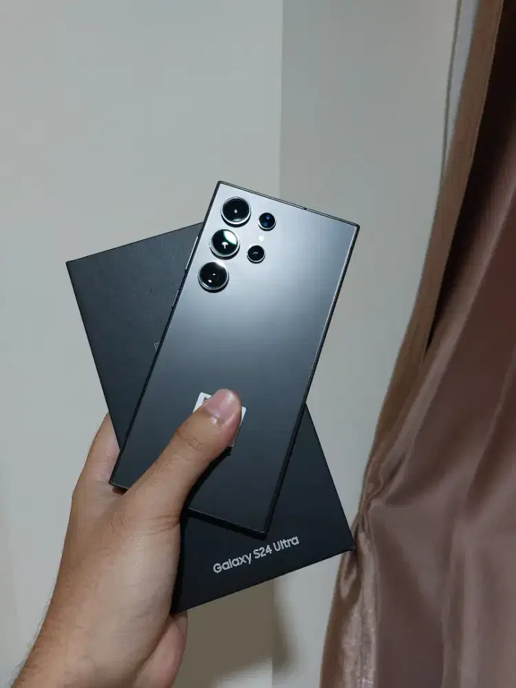 Samsung Galaxy S24 Ultra 256GB 2nd like new