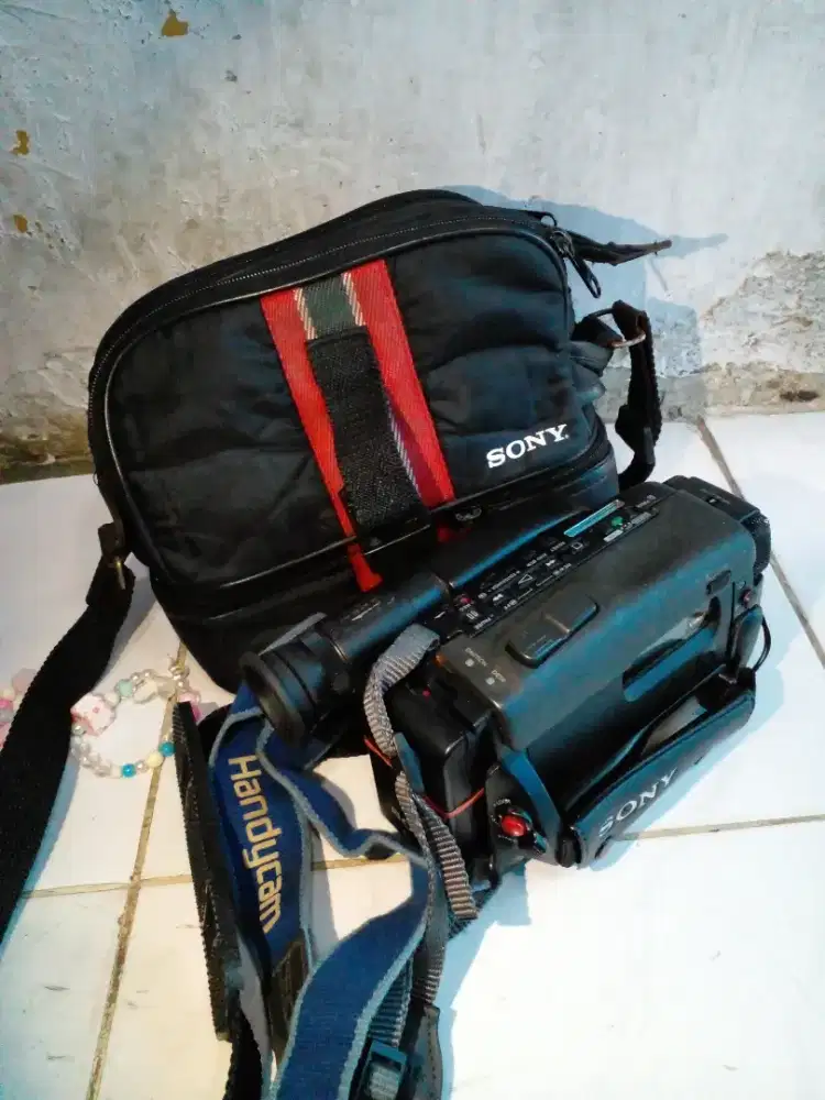 Jual kamera handycam merk Sony minus batere kembung