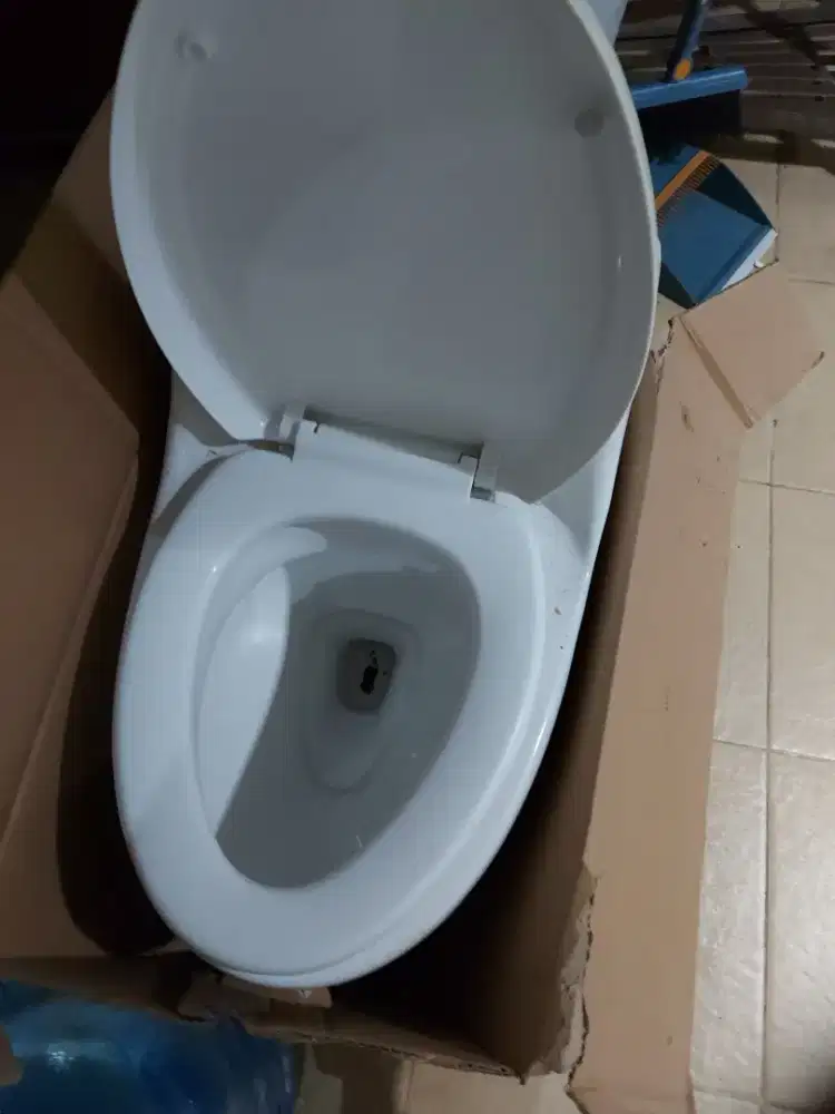 Toilet duduk merk elegant ada 2 baca keterangan