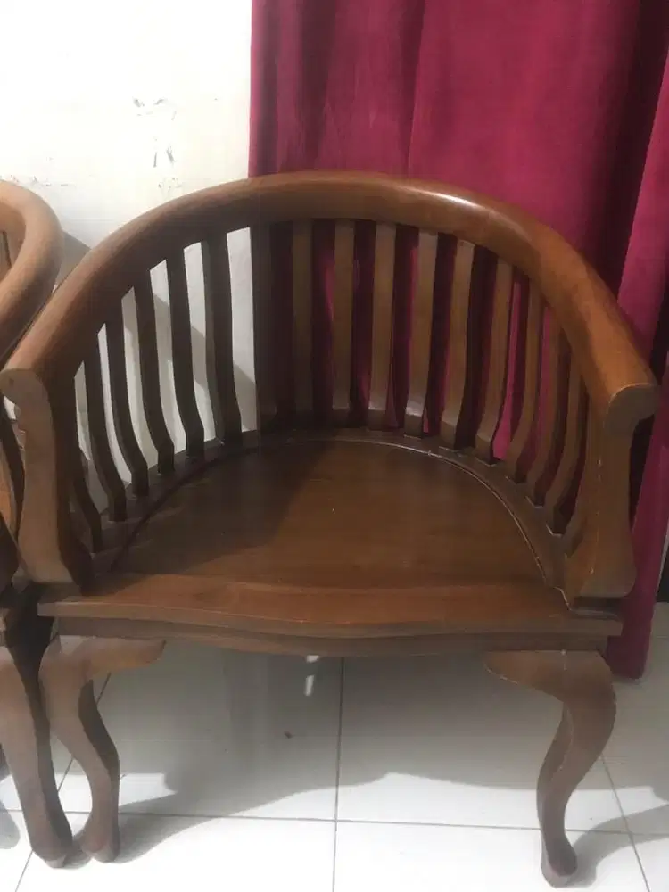 1 Kursi kayu cokelat