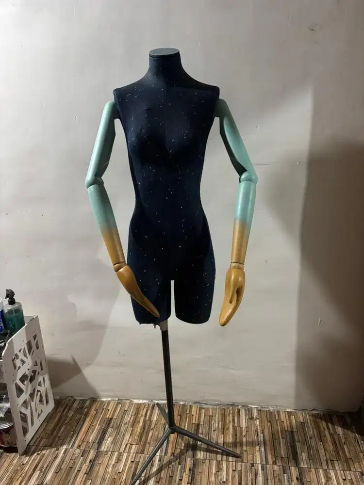 Manekin cewek tangan kayu