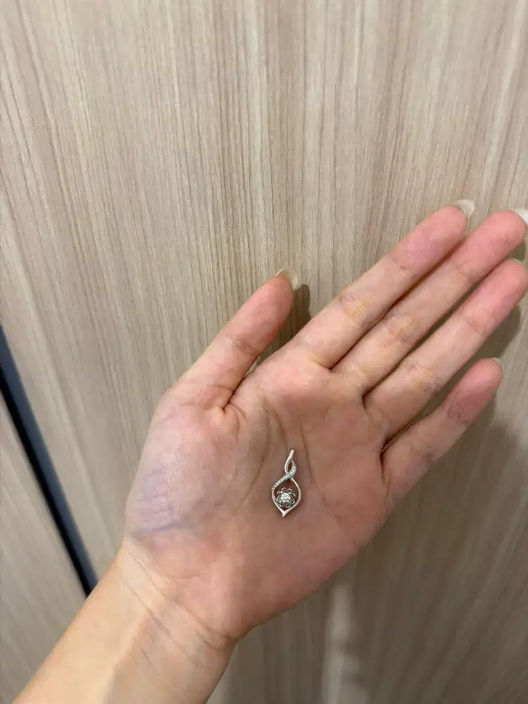 Belva diamond pendant