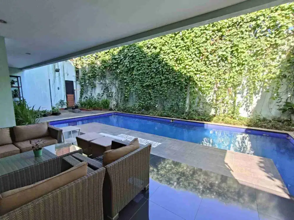 RUMAH PEJATEN BARAT KOLAM RENANG PRIBADI