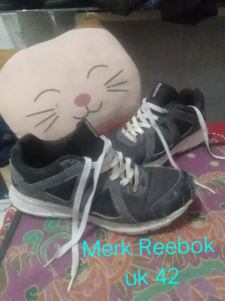 4 pasang sepatu murah Cepat
