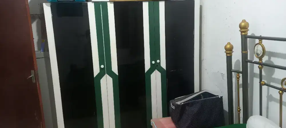 Lemari pakaian Kayu Solid 3 Pintu