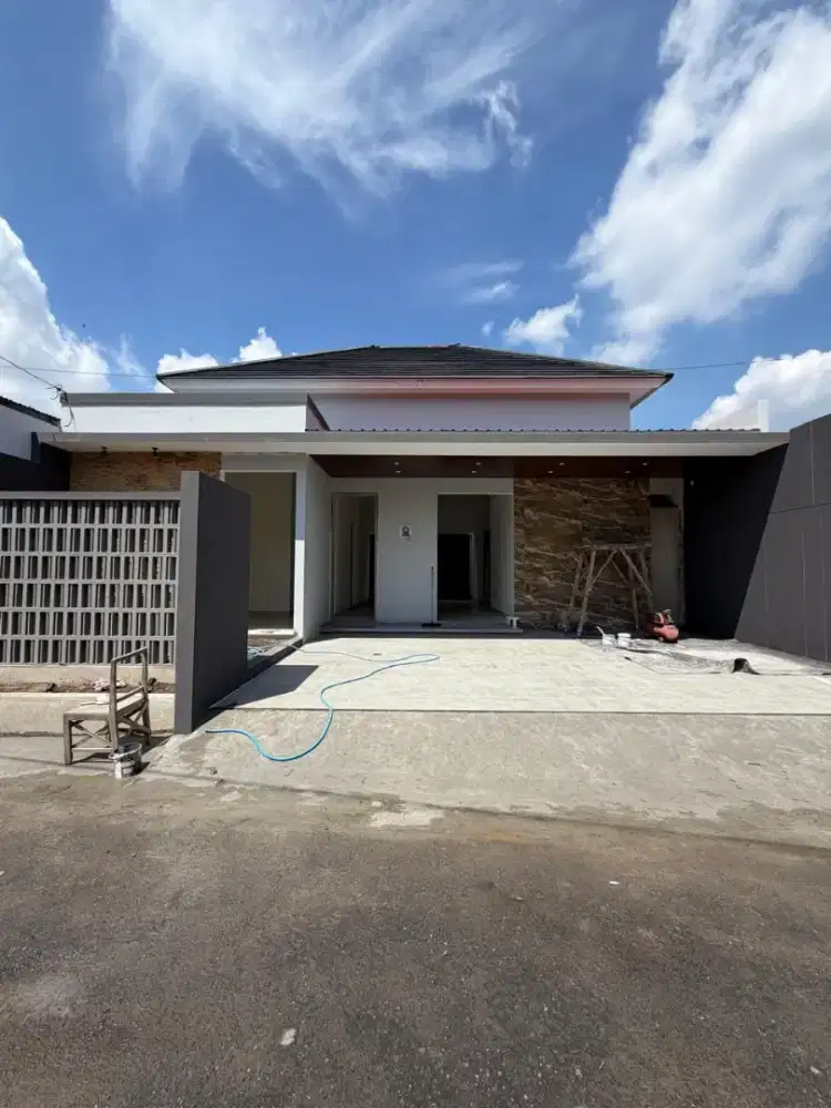 RUMAH KONTEMPORER MODERN TANAH LUAS DI PURWOMARTANI DEKAT SAMBISARI