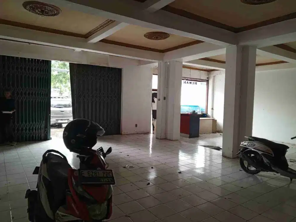 Di sewakan  Ruko besar,  ex resto  padang,  siap  Pakai,   di Rawamangun  Jakarta Timur.