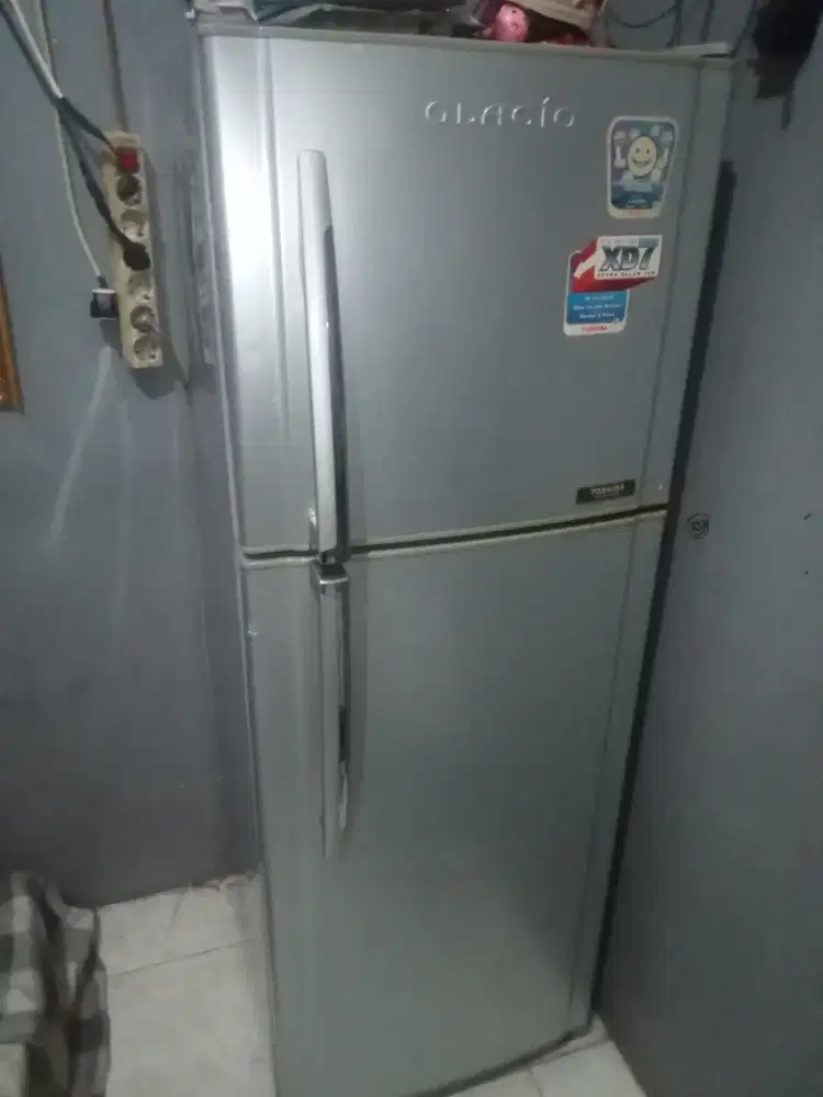 Kulkas 2 pintu merk thosiba glacio