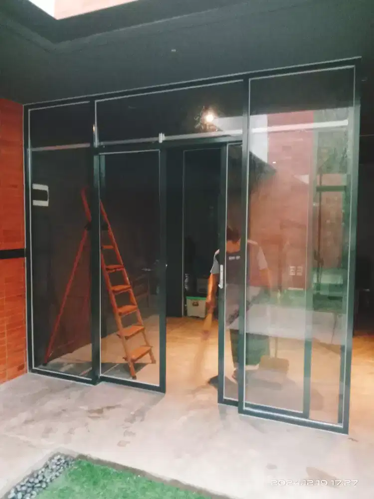 Partisi kaca Model L dan pintu sliding double Alcomexindo gray