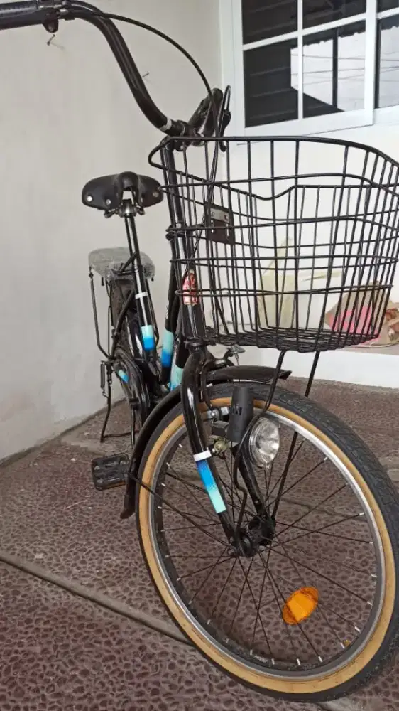 Sepeda mini 20 inch seperti baru, jarang pakai. Terawat. Cek sekarang.