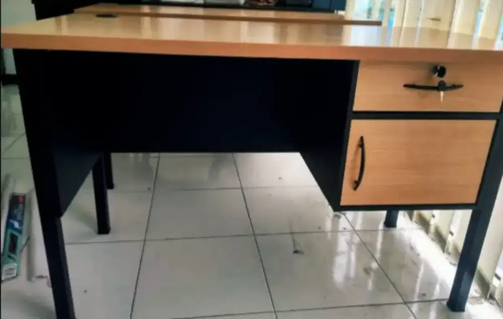 Meja Kantor Kaki Besi Baru Free Ongkir Pasang