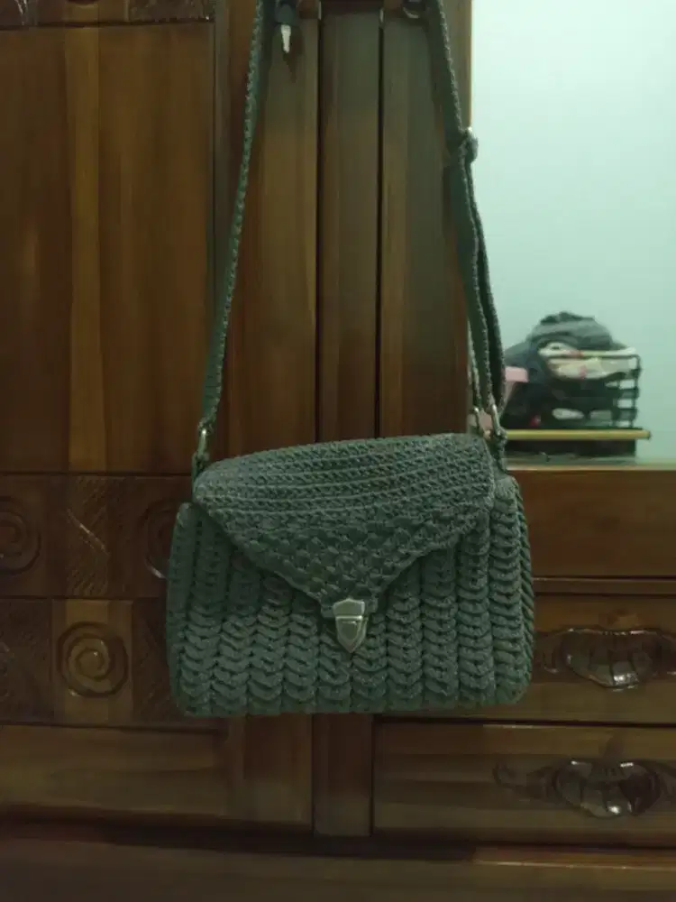 Tas selempang rajut