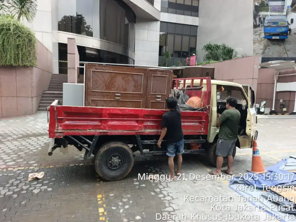 Jasa buang puing dan pembersihan sampah