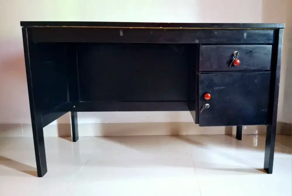 Meja kantor/meja belajar