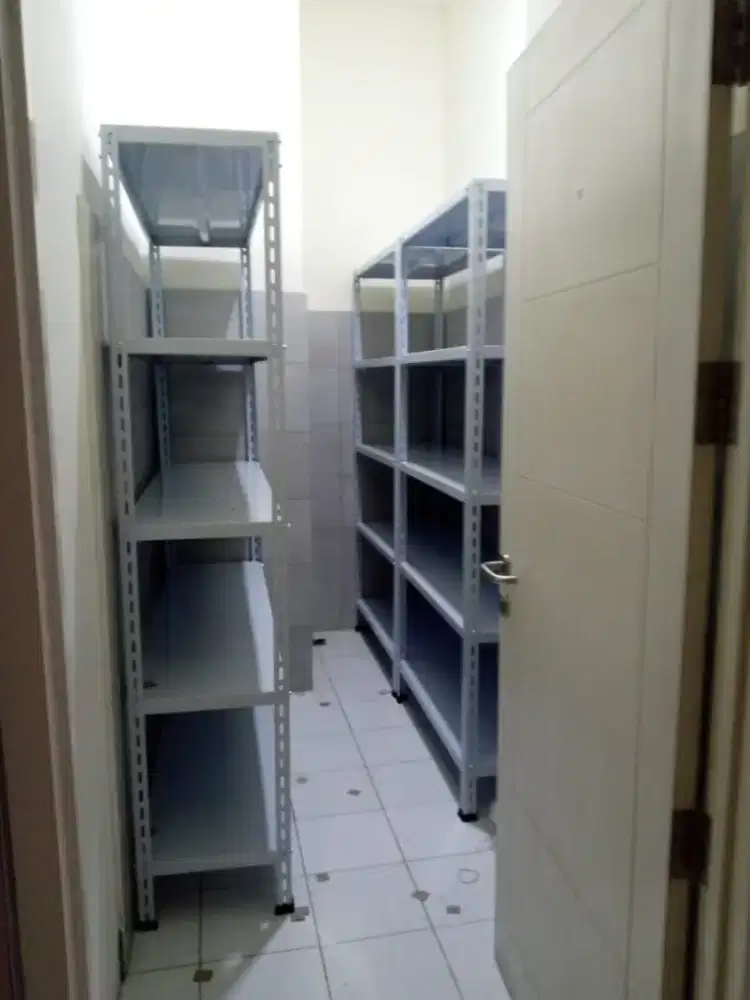 Rak besi rak siku lubang