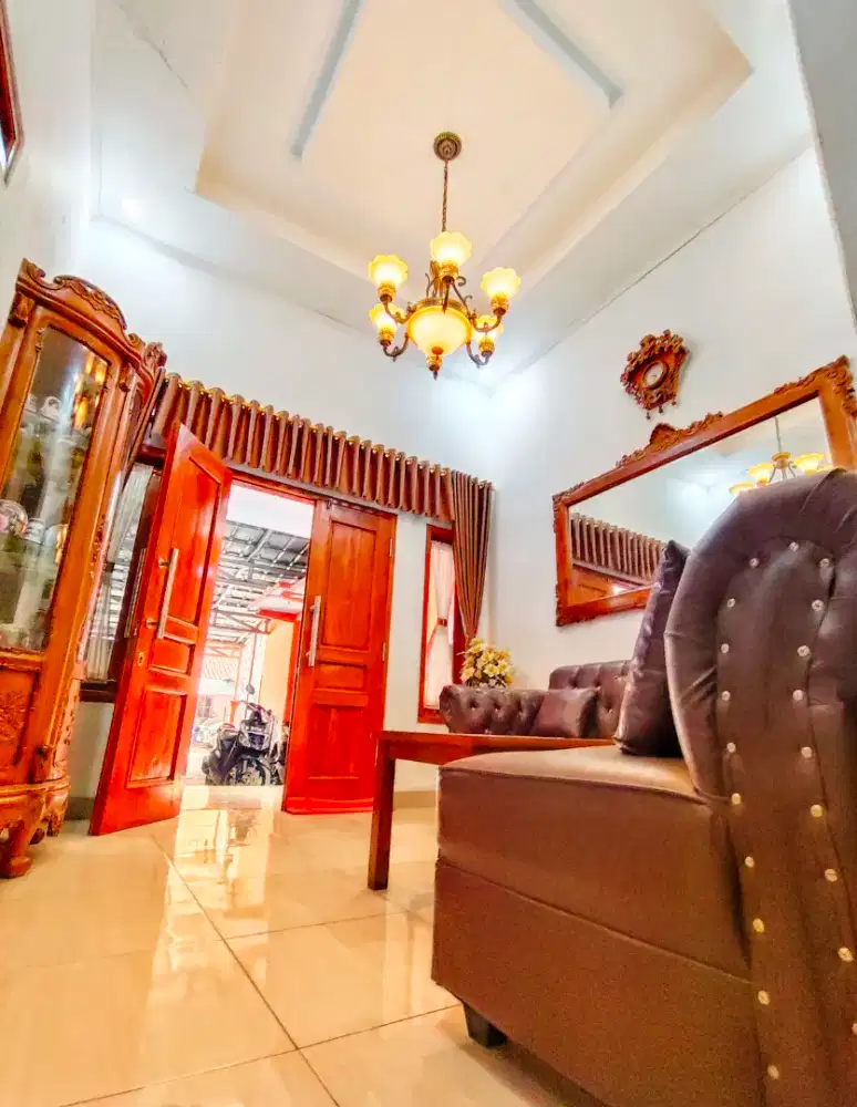 Rumah Mewah dan Usaha Pinggir Jalan