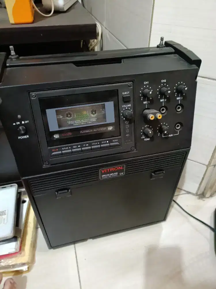 Speaker portable dengan mic wireless