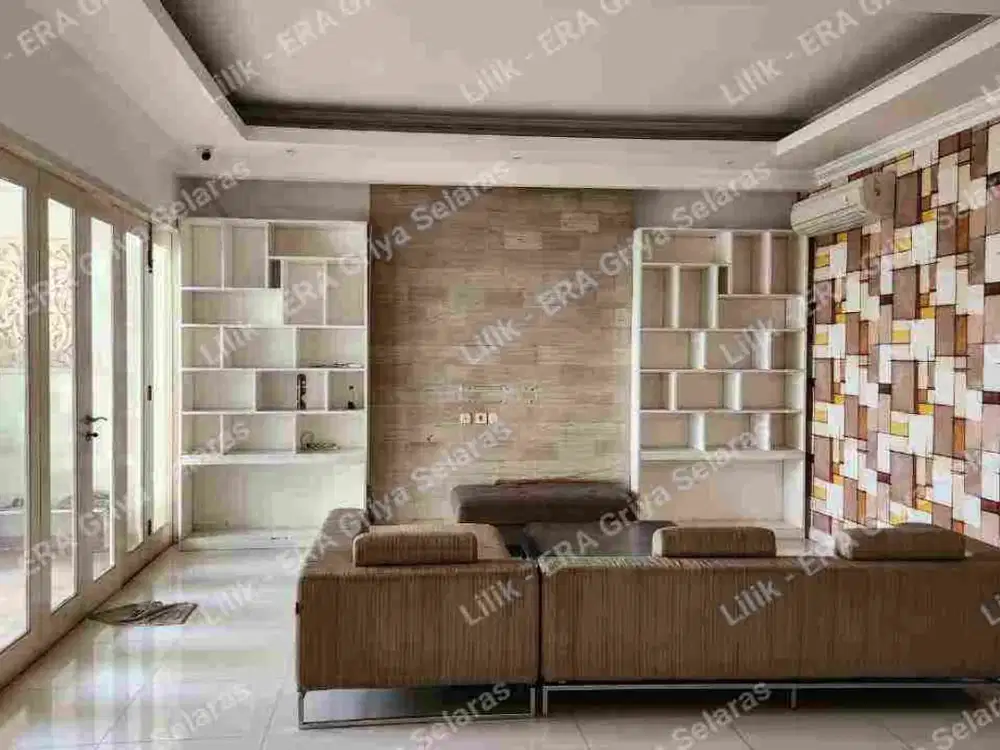 DiJual Rumah Siap Huni Bangunan Dua Lantai Asri dan Nyaman, Dekat Senayan city, Rumah Sakit dan Pusat Perbelanjaan.