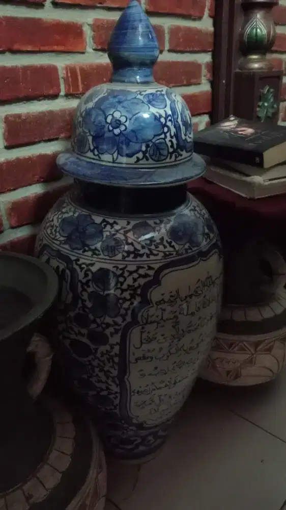 Keramik guci tulisan arab