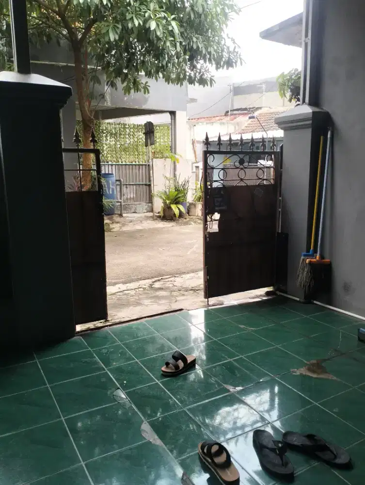 Pengasuh bayi pulang pergi