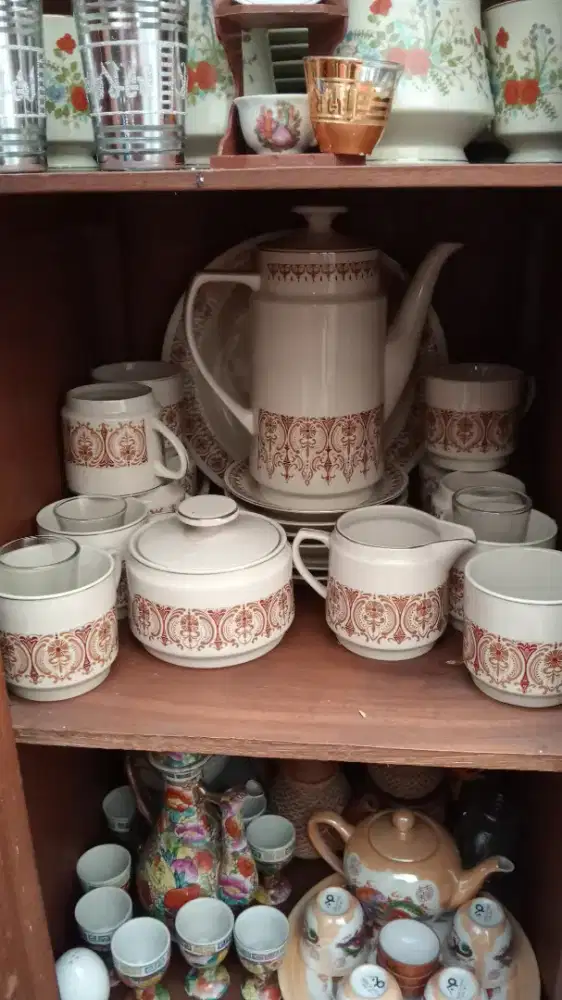 Satu set gelas dan teko jaman dulu