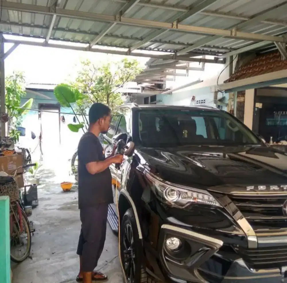 Cleaning interior mobil