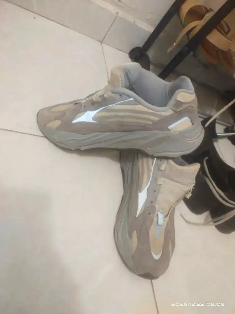 Sepatu Adidas Yeezy boost 700 v2 mantap ada reflektor cahaya