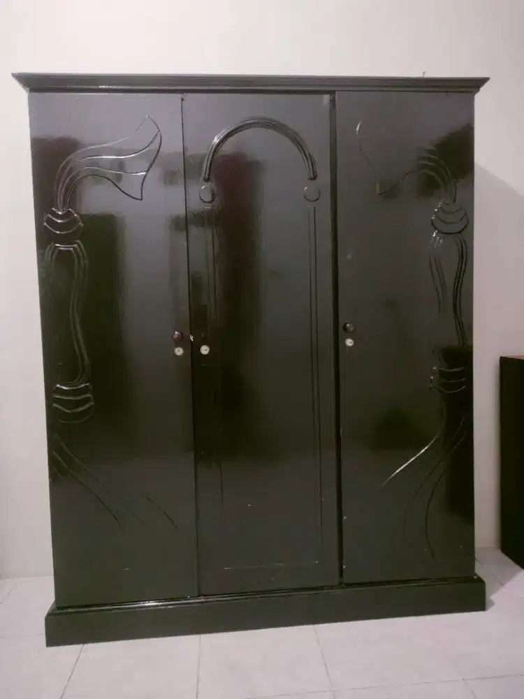 LEMARI 3 PINTU KAYU JUAL CEPAT