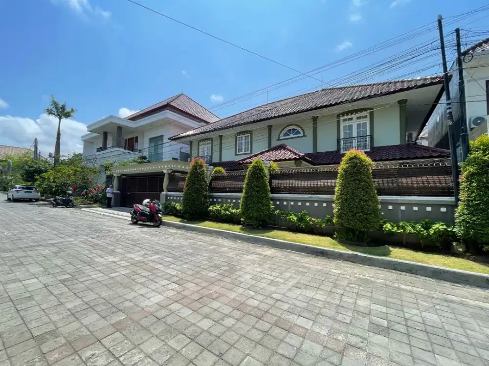 Dijual: Rumah Mewah 5 Kamar Tidur dengan Kolam Renang di Jalan Laksmana — Renon, Denpasar, Bali