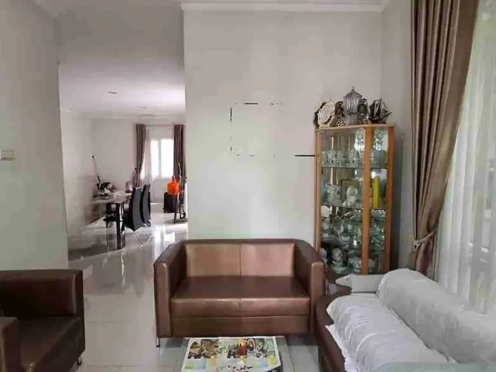 DIJUAL RUMAH MURAH 2 LANTAI POSISI STRATEGIS DI BOULEVARD TENGAH KOTA WISATA!