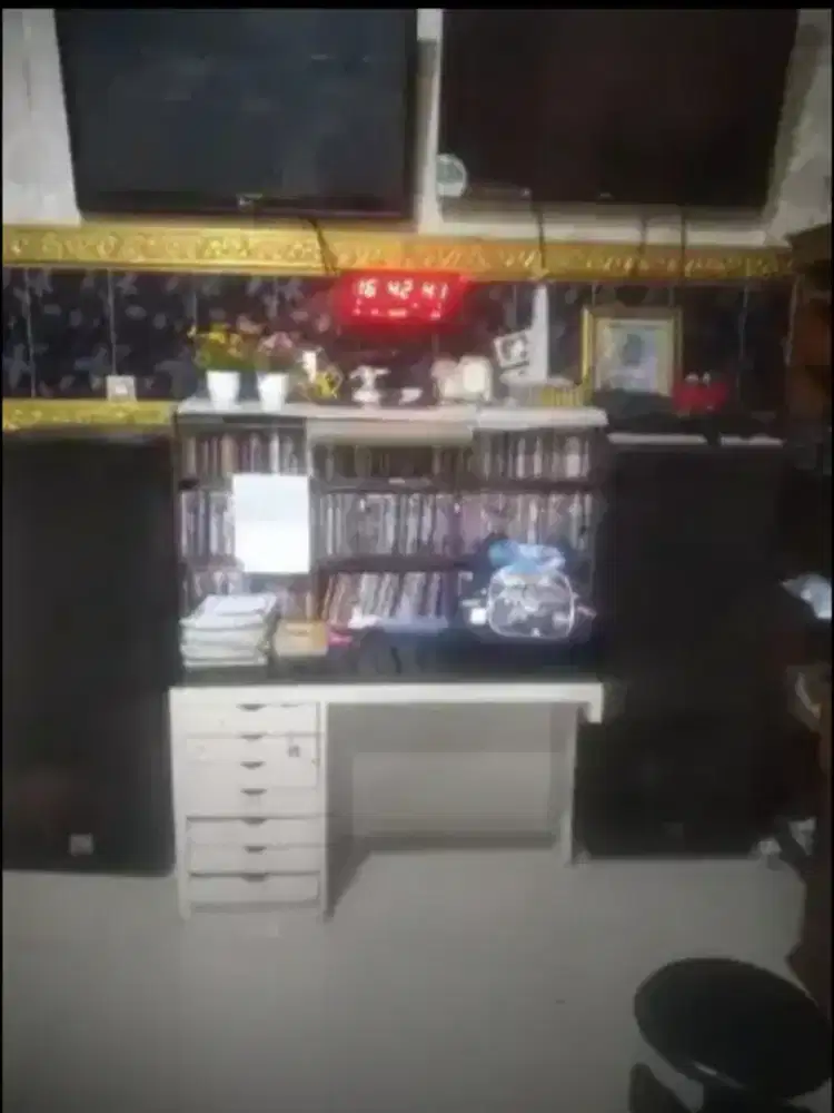 Di cari barang bekas elektronik