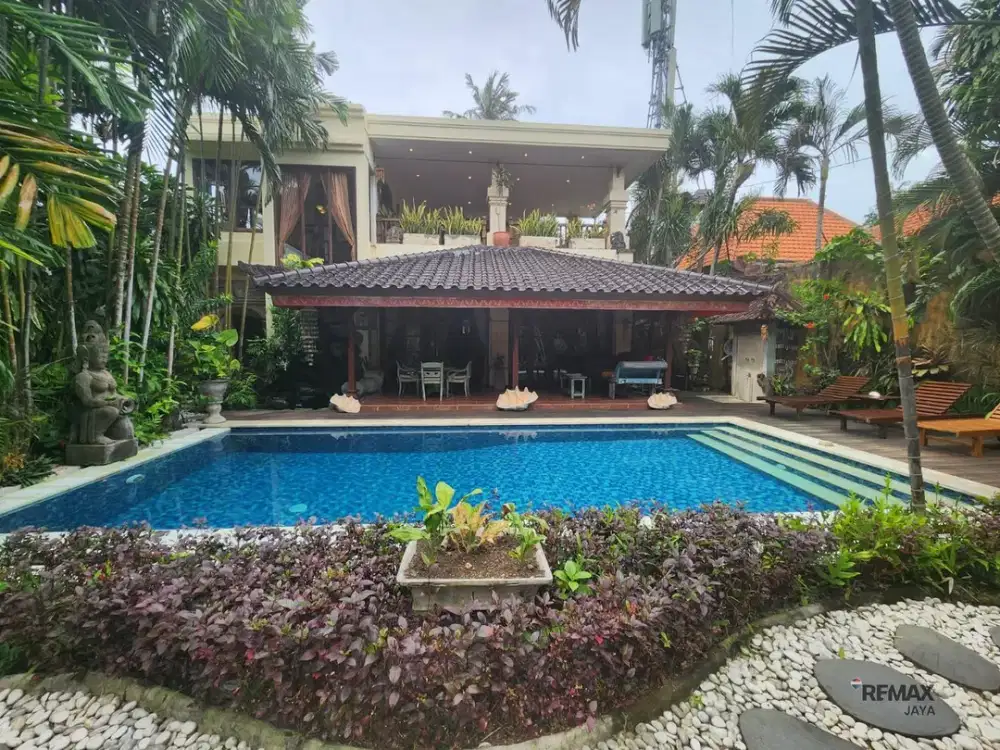 Villa Tradisional 4 Kamar Tidur Dijual, di Seminyak Area