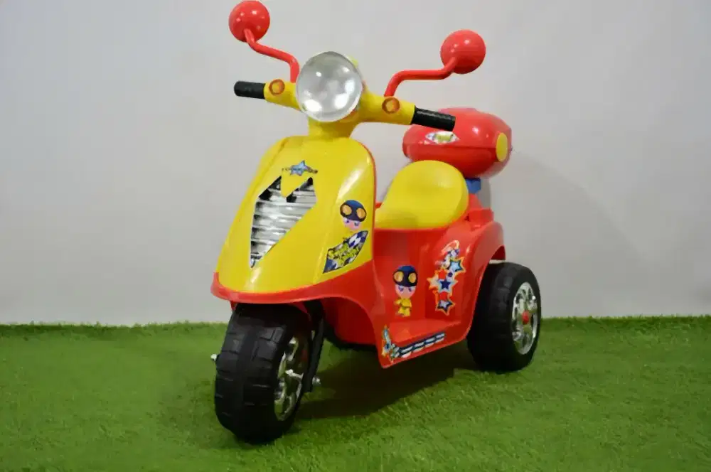 Motor aki vespa merah