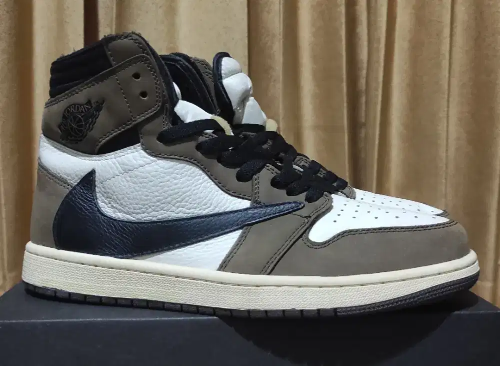 Jordan 1 Dark Mocha x Travis size 43