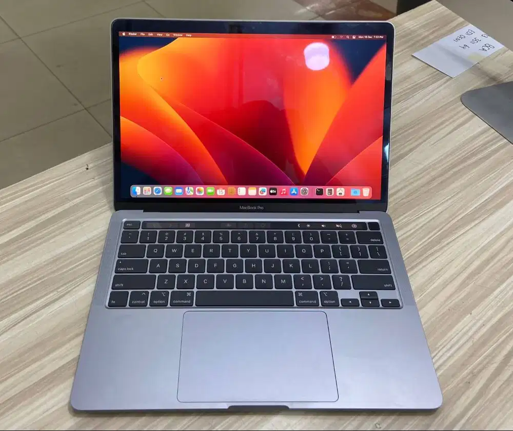 Macbook Pro Touchbar Core i5 2020 Ram 8GB Intel Iris Layar 13,3in N-EC