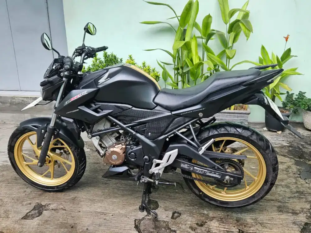 CB 150R barang simpanan seperti baru Low KM