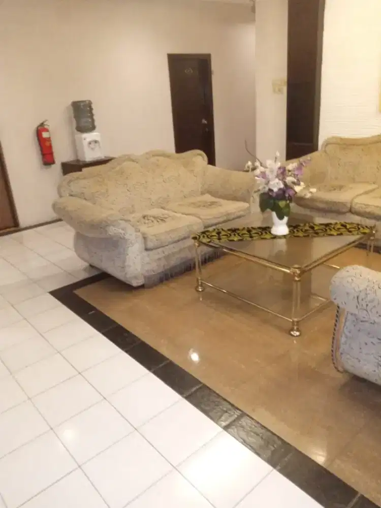 Karyawan Bersihkan Kamar