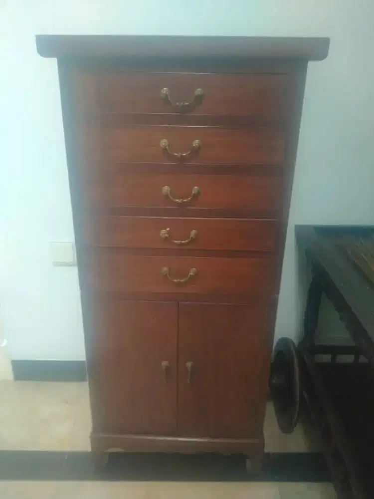 Lemari pajangan jati tua