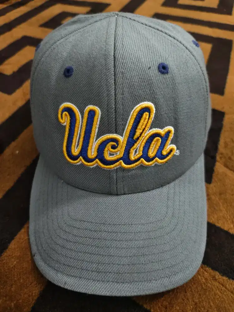 Topi UCLA by Colloseoum