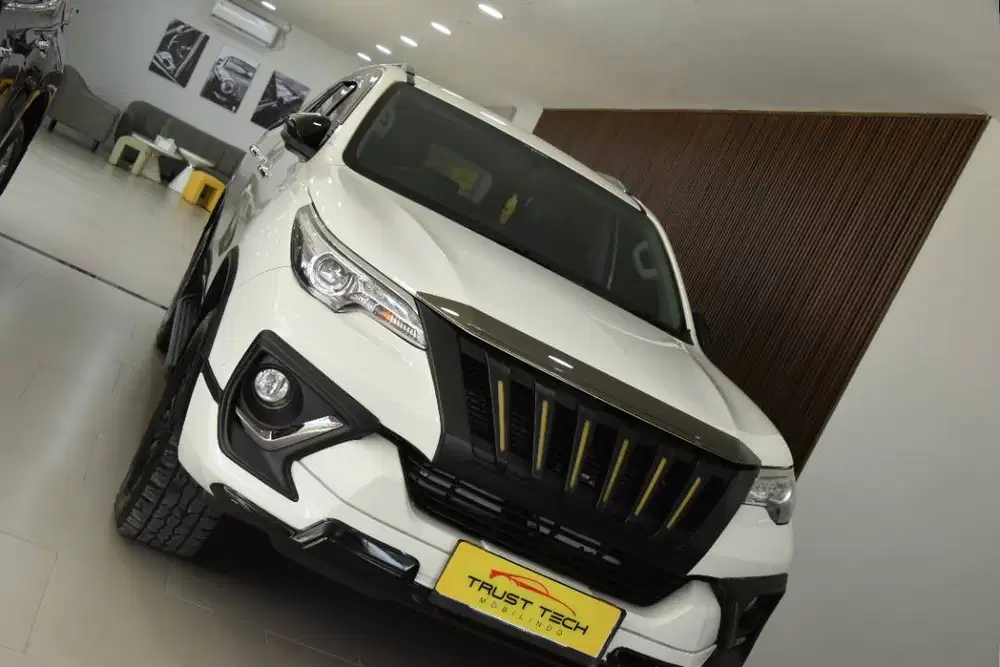 GAGAH & MEWAH! Toyota Fortuner 2.4 VRZ TRD 2020 Putih - Full Orisin