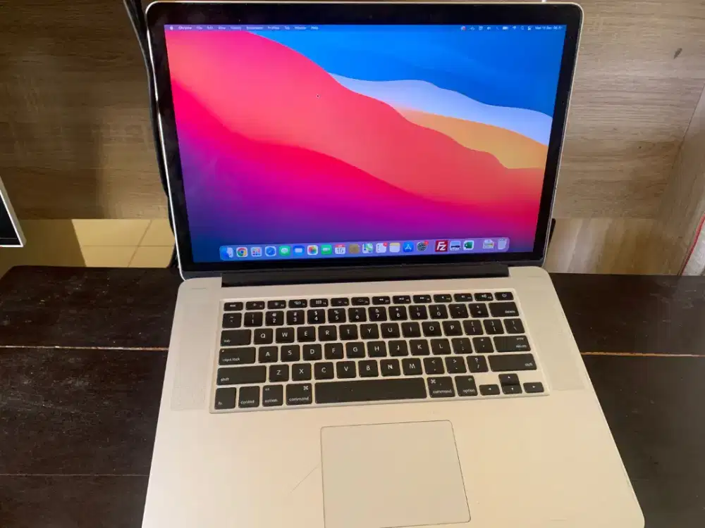 MacBook Pro Retina 15 Inch Mid 2014 Bekas,  intel core i7, 16gb Ram