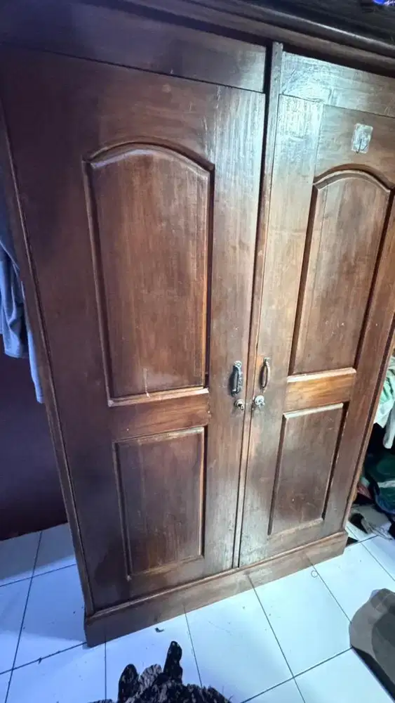 Lemari jati bekas