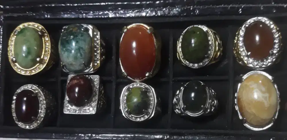 Batu-batu cincin  berbagai corak