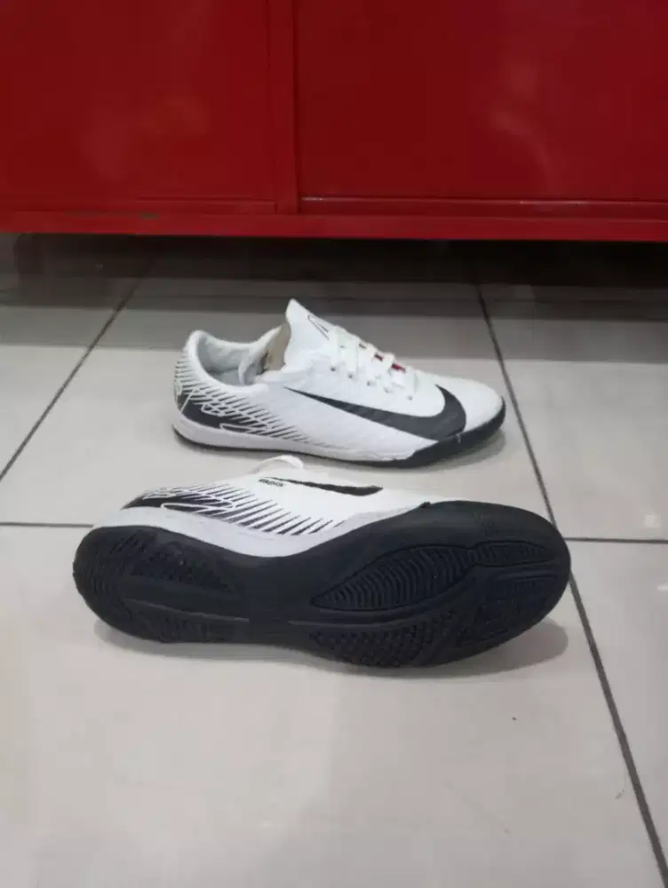 sepatu futsal putih insole hitam