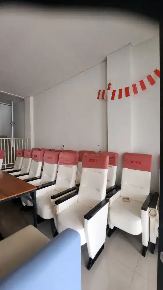 Kursi auditorium bekas kantor terawat