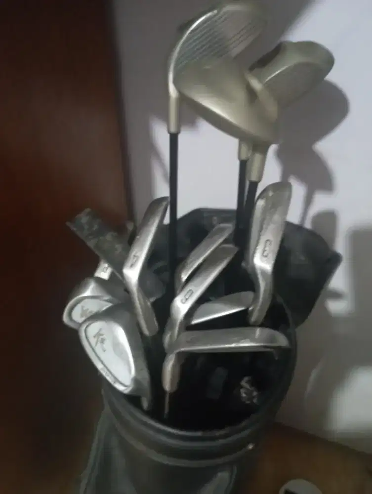 mau pensiun satu set stik golf nya di jual