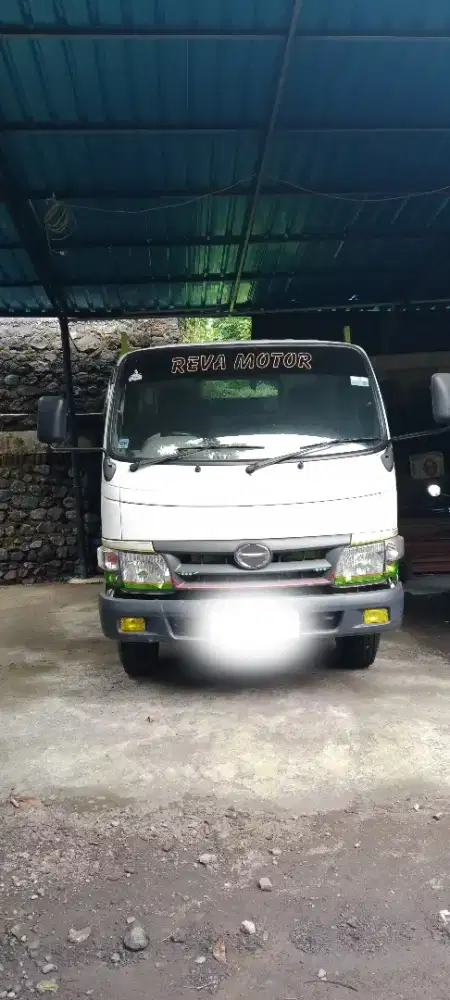 Hino Dutro 300 2016
