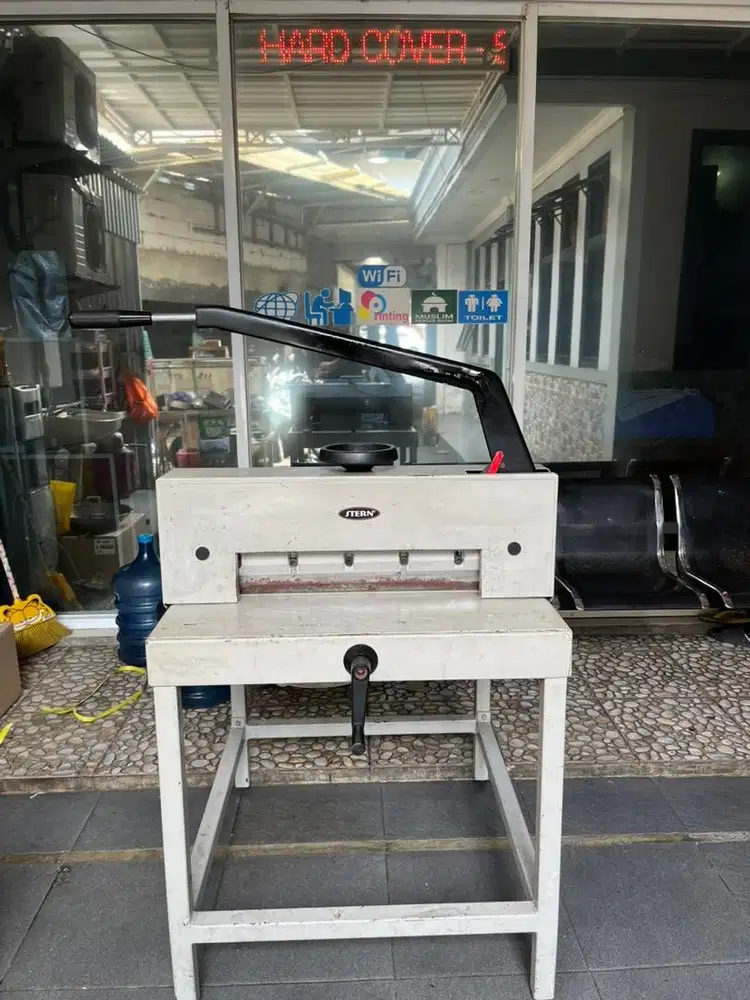 Mesin potong kertas stern